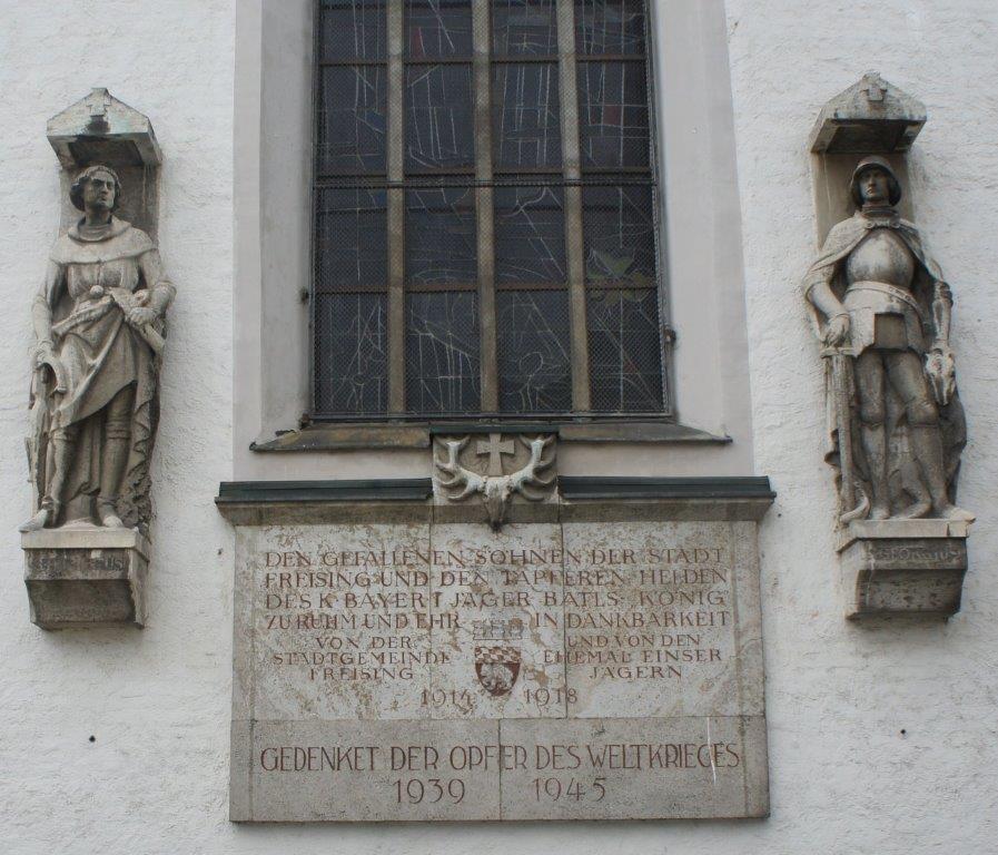 Tafel an der Stadtpfarrkirche Sankt Georg in Freising